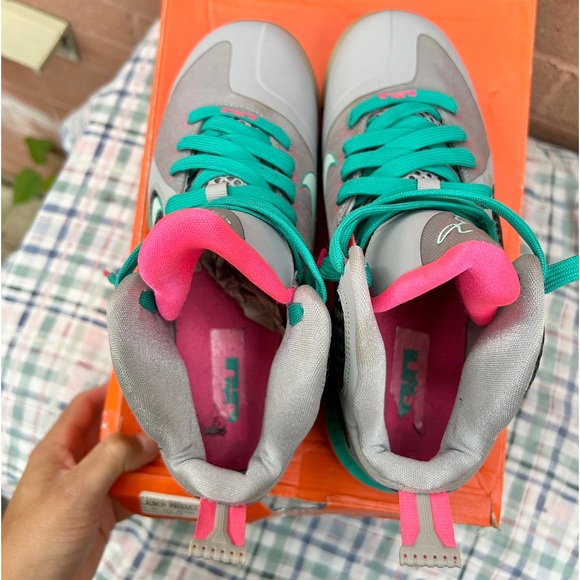 Nike Lebron 9 GS South Beach
Size 6.5Y - Picture 5 of 9